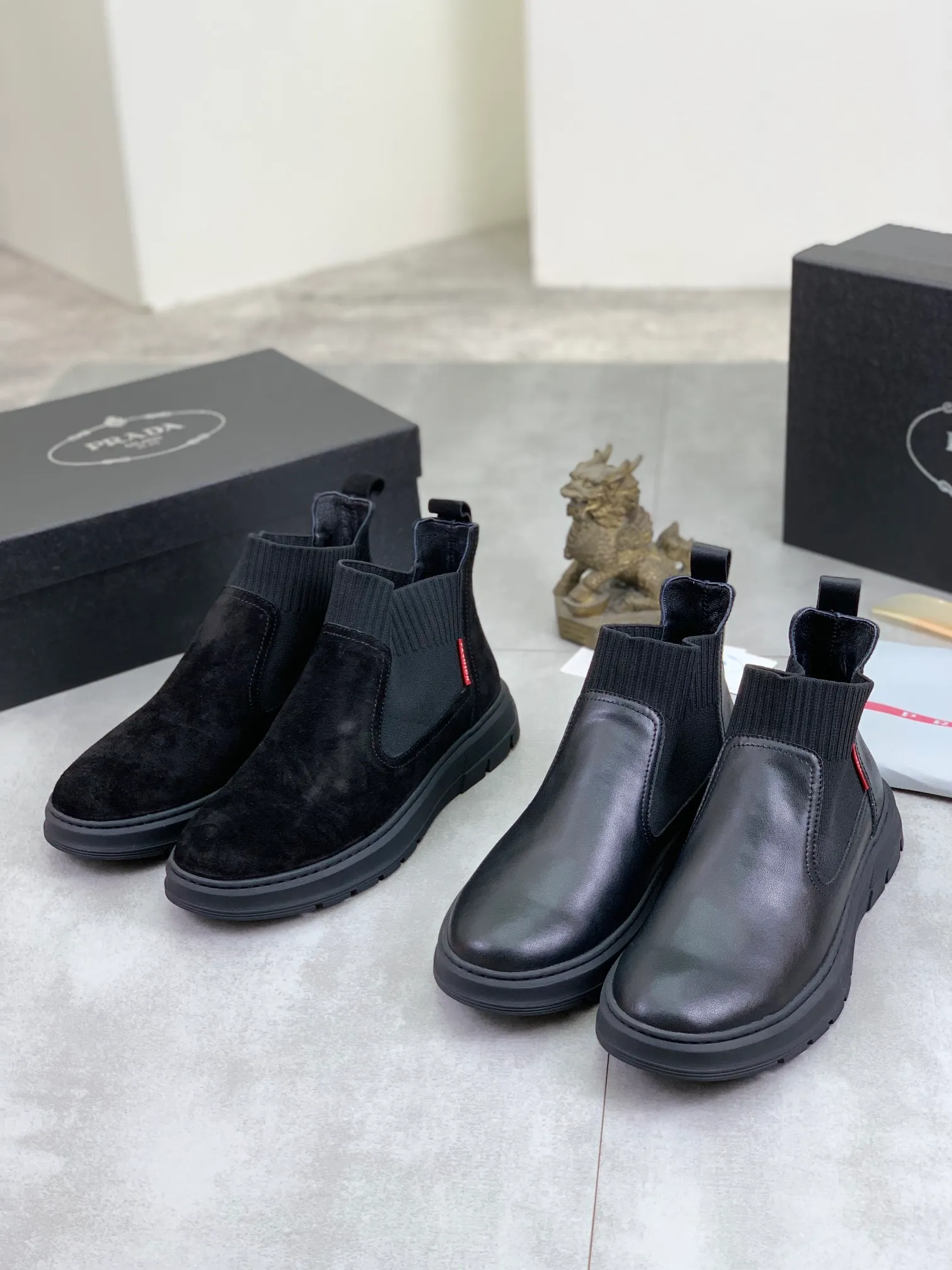 Men's shoes 💰P480 new style, sheepskin and velvet lining, new PRADA (Prada) high tops are on the market, new men's shoes, 😘 fabrics are selected from original imported calfskin. Soft sheepskin lining and warm fleece lining. The original version is awesome! 👍🏿Original open-molded non-slip PU outsole, with exquisite lines, simple and elegant, super comfortable and classy on foot, suitable for leisure travel. Code number:38-44